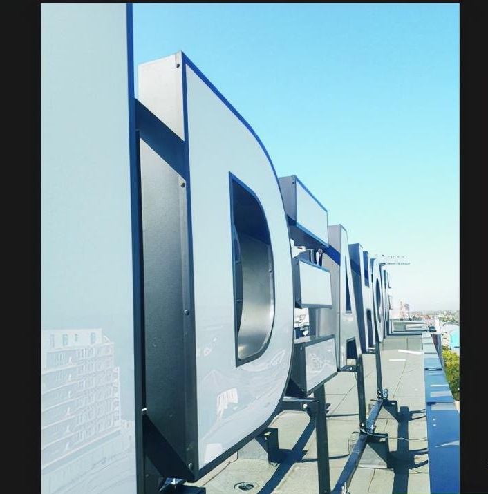 制造巨型樓頂發(fā)光廣告字愈加顯示我們大家的愿景