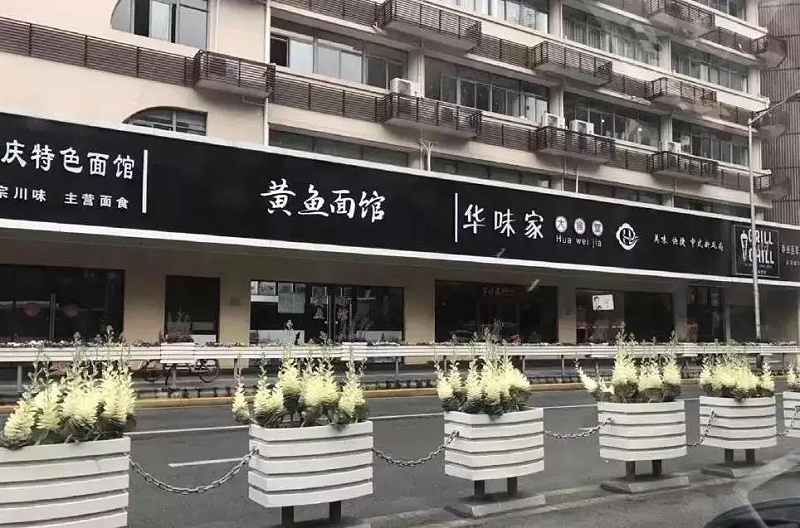 走在街上，察覺(jué)商店招牌千篇一律，統(tǒng)一式店鋪廣告牌有須要嗎？2