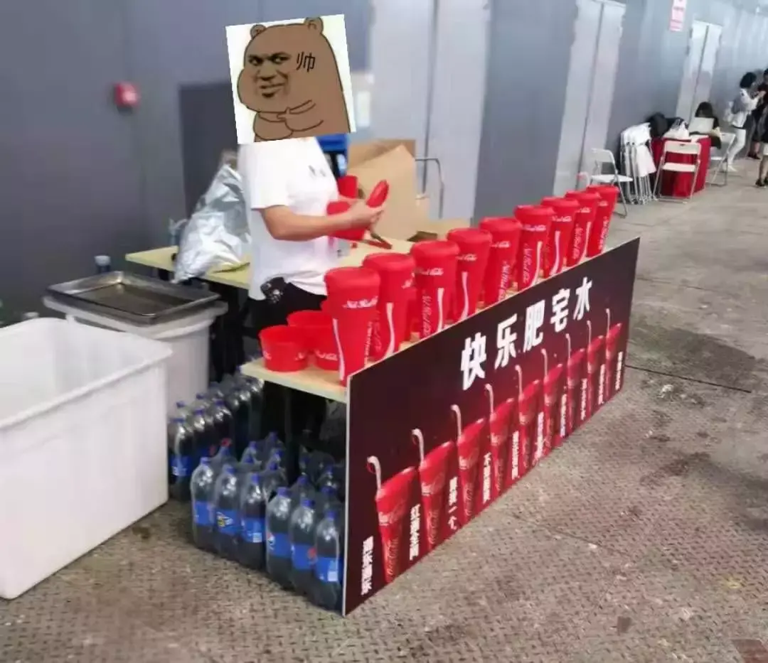 中國路邊的戶外廣告牌，我能笑一年27