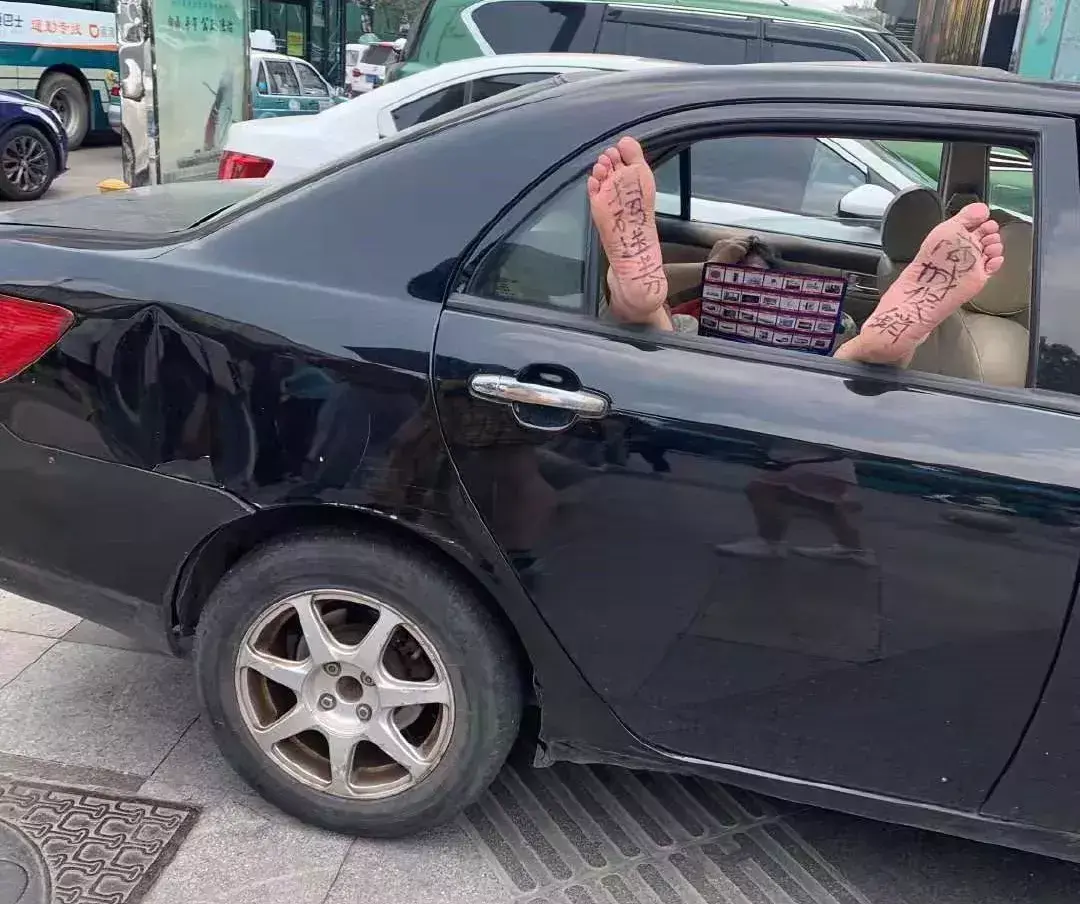 中國路邊的戶外廣告牌，我能笑一年29