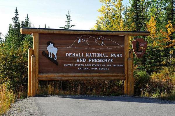 “旅游化”的標識系統(tǒng)，讓標志牌成為景區(qū)里的獨特景物3